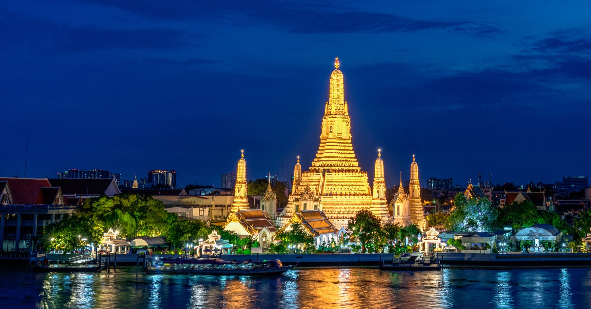 A photo of Wat Arun temple, Bangkok, Thailand