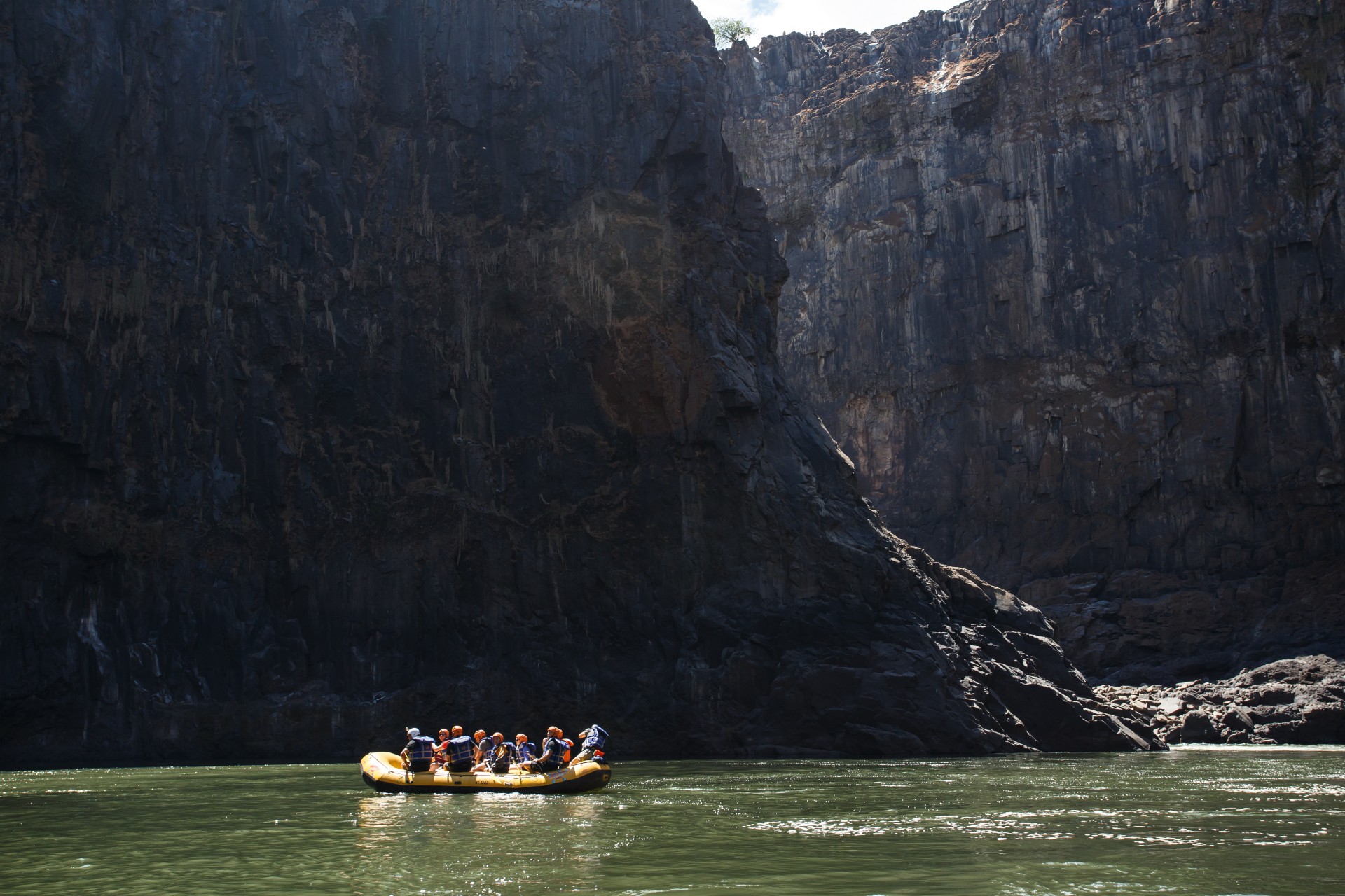  Extreme rafting group gets ready