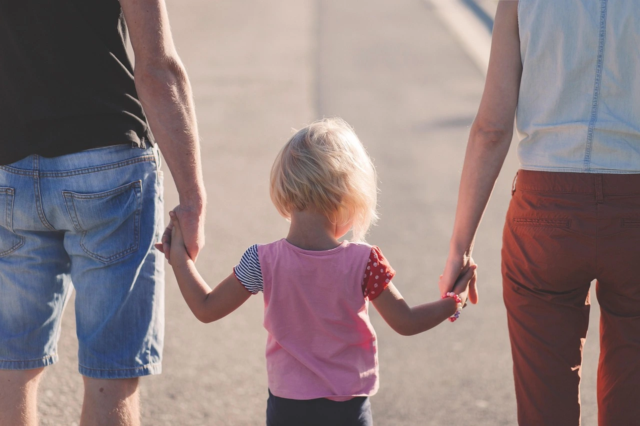girl_with_parents